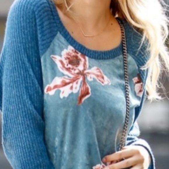 Velour top with floral design - Picture 3 of 6